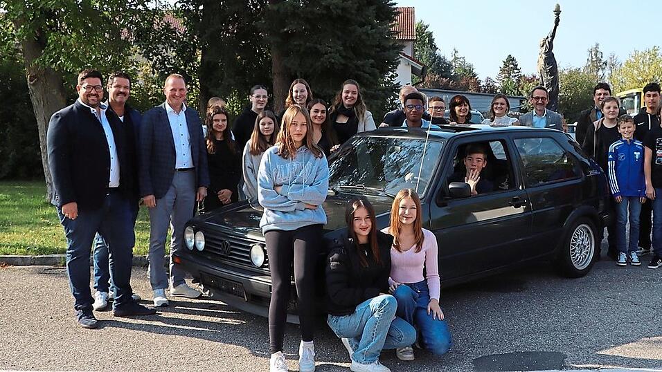 Die achte Klasse der Mittelschule Wallerfing freut sich zusammen mit der AVP-Gruppe darauf, den alten VW-Golf zu restaurieren.