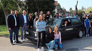 Die achte Klasse der Mittelschule Wallerfing freut sich zusammen mit der AVP-Gruppe darauf, den alten VW-Golf zu restaurieren.