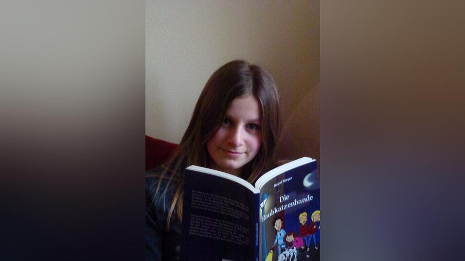 Isabel Meyer (13 Jahre) aus Reichenbach'Das kleine Einhorn Fleixl', 'Die Raubkatzenbande'erschienen im Papierfresserchen MTM-Verlag (Subskriptionsverlag aus Nonnenhorn)Das erste Buch, das ich je gelesen habe: 'Der kleine Rabe Socke' von Nele Moost und Annet Rudolph Meine erste Geschichte habe ich geschrieben mit: acht Jahren Darum geht's in 'Die Raubkatzenbande': Um die vier Kinder Lena (genannt Lenny), Julian, Finn und Fiona und ihren Dalmatiner Max, die auf einer Baustelle einen Bauarbeiter als Verbrecher enttarnen. So lange habe ich daran geschrieben: ungefähr ein halbes Jahr Ich schreibe am liebsten: abends Mein Lieblingsplatz zum Schreiben: mein Zimmer Meine besten Ideen habe ich: meistens beim Zeichnen oder in der freien NaturSo bin ich bei meiner Geschichte vorgegangen: Nachdem ein kleiner Teil der Geschichte in Wirklichkeit passiert ist - in unserem Dorf ist ein Baugebiet erschlossen worden - habe ich mir in meiner Fantasie ausgedacht, 'was wäre, wenn '. Dann habe ich mir vorgestellt, wie vier Kinder und ein Hund als Detektive unterwegs sind und einen verdächtigen Bauarbeiter als Verbrecher enttarnen. Bei jedem neuen Einfall habe ich am Computer einen Abschnitt hinzugefügt, bis die Geschichte meiner Meinung nach fertig war. Darum solltest du mein Buch unbedingt lesen: Isabel Meyer (13 Jahre) aus Reichenbach'Das kleine Einhorn Fleixl', 'Die Raubkatzenbande'erschienen im Papierfresserchen MTM-Verlag (Subskriptionsverlag aus Nonnenhorn)Das erste Buch, das ich je gelesen habe: 'Der kleine Rabe Socke' von Nele Moost und Annet Rudolph Meine erste Geschichte habe ich geschrieben mit: acht Jahren Darum geht's in 'Die Raubkatzenbande': Um die vier Kinder Lena (genannt Lenny), Julian, Finn und Fiona und ihren Dalmatiner Max, die auf einer Baustelle einen Bauarbeiter als Verbrecher enttarnen. So lange habe ich daran geschrieben: ungefähr ein halbes Jahr Ich schreibe am liebsten: abends Mein Lieblingsplatz zum Schreiben: mein Zimmer Meine besten Ideen habe ich: meistens beim Zeichnen oder in der freien NaturSo bin ich bei meiner Geschichte vorgegangen: Nachdem ein kleiner Teil der Geschichte in Wirklichkeit passiert ist - in unserem Dorf ist ein Baugebiet erschlossen worden - habe ich mir in meiner Fantasie ausgedacht, 'was wäre, wenn '. Dann habe ich mir vorgestellt, wie vier Kinder und ein Hund als Detektive unterwegs sind und einen verdächtigen Bauarbeiter als Verbrecher enttarnen. Bei jedem neuen Einfall habe ich am Computer einen Abschnitt hinzugefügt, bis die Geschichte meiner Meinung nach fertig war. Darum solltest du mein Buch unbedingt lesen:
