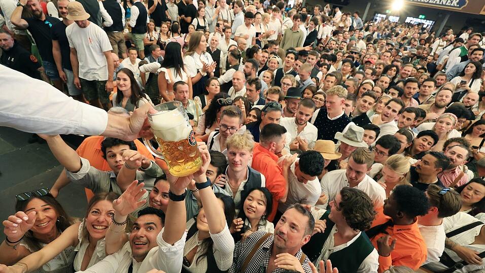 Tausende Komparsen gesucht für einen Netflix-Wiesn-Film. (Symbolbild) Tausende Komparsen gesucht für einen Netflix-Wiesn-Film. (Symbolbild)