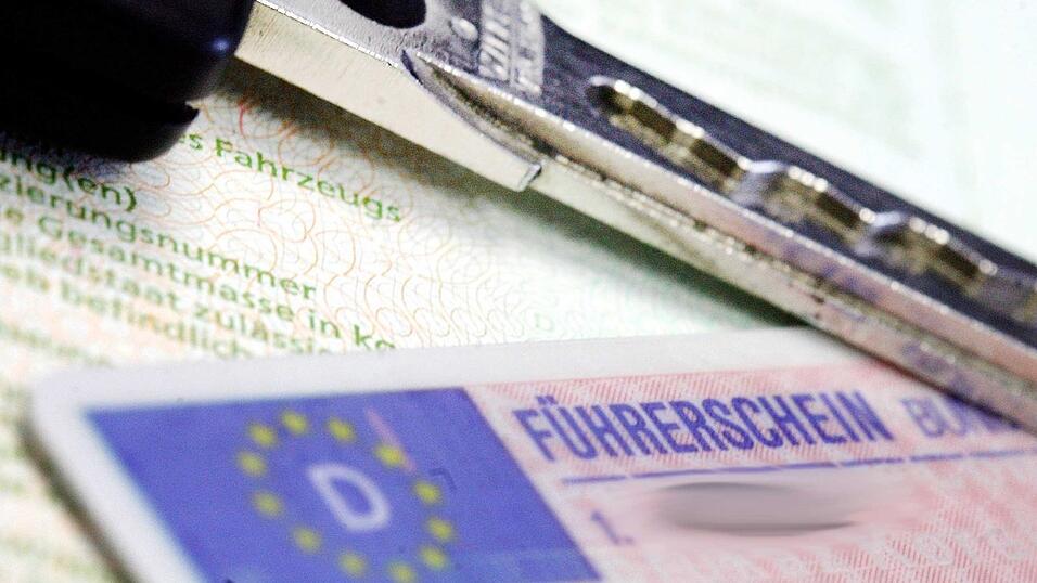 Ein 44-jähriger Autofahrer konnte 25 Jahre lang ohne Führerschein durch die Gegend fahren, bis er in Velden erwischt wurde (Symbolbild). Ein 44-jähriger Autofahrer konnte 25 Jahre lang ohne Führerschein durch die Gegend fahren, bis er in Velden erwischt wurde (Symbolbild).