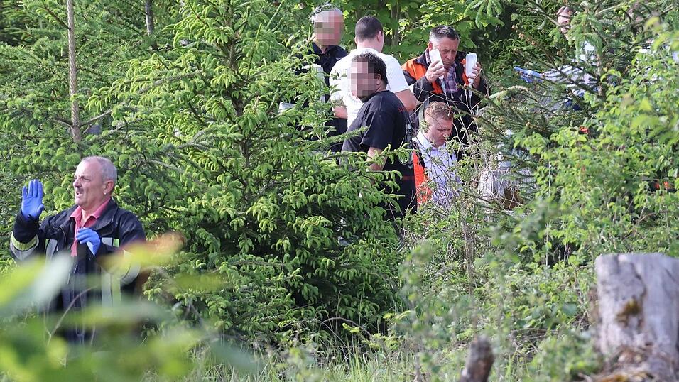 Ein Mann stürzte während einer Pause im Mühldorfer Hart auf einem Bunker und zog sich eine schwere Stichverletzung zu. Ein Mann stürzte während einer Pause im Mühldorfer Hart auf einem Bunker und zog sich eine schwere Stichverletzung zu.