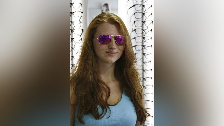 Etwas Gewagteres: Franziska trägt eine klassische Pilotenbrille mit pinken Gläsern.
