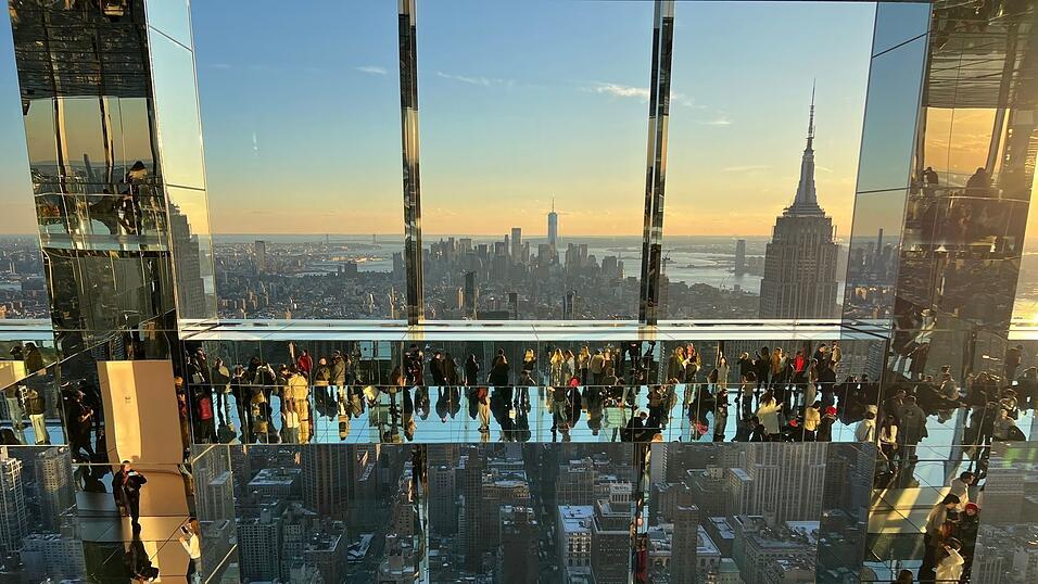Verspiegelter Blick aufs Empire State Building.