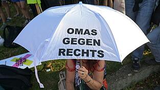 Die «Omas gegen Rechts» organisierten die Gegendemonstration. (Symbolbild)