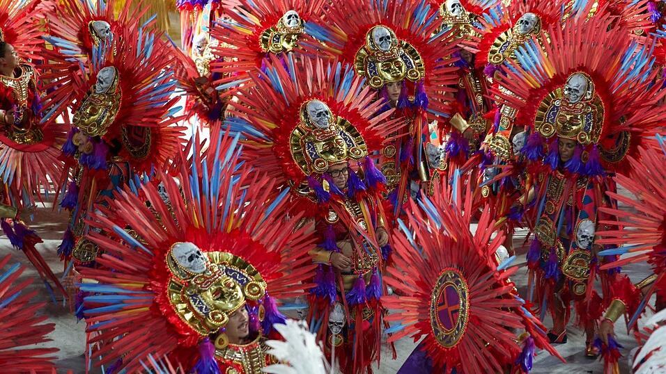 Kreativ und farbenfroh: Die Sambat&auml;nzerinnen nehmen mit ihren au&szlig;ergew&ouml;hnlichen Kost&uuml;men an der &laquo;Parade der Champions&raquo; teil.