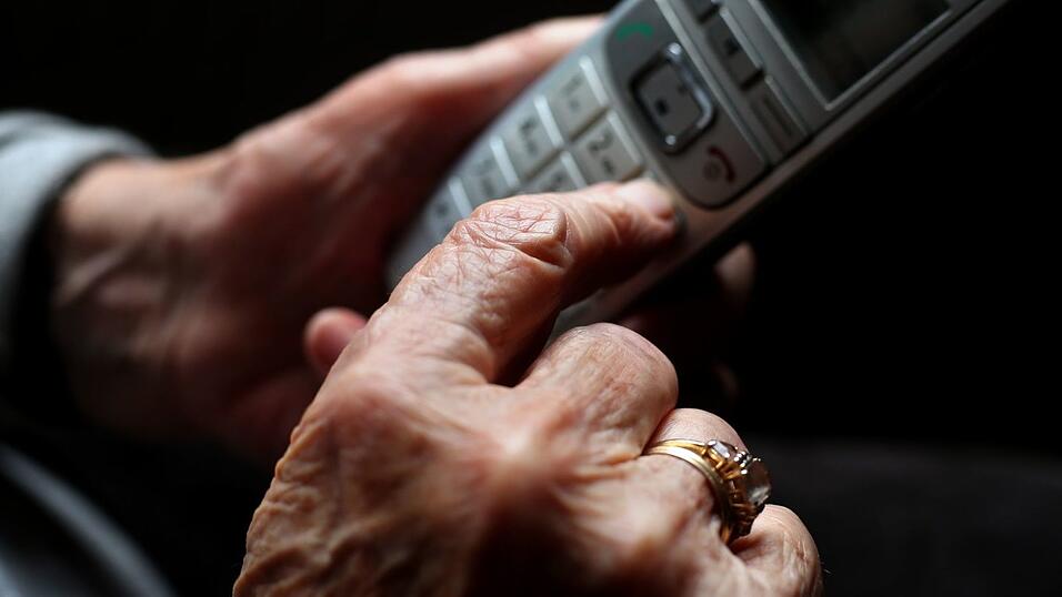 Die 90-J&auml;hrige wurde Opfer eines Callcenter-Betrugs. Mit diesem Begriff fasst die Polizei Taten zusammen, die als &laquo;Enkeltrick&raquo;, &laquo;Schockanruf&raquo; oder &laquo;falsche Polizeibeamte&raquo; bekannt sind. (Symbolbild)