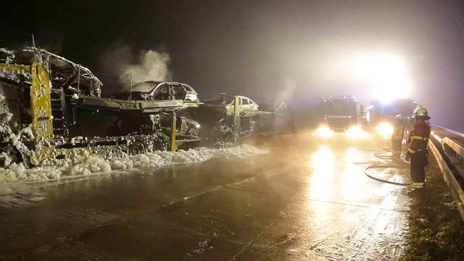 Auf der A92 bei Essenbach ist am Donnerstagmorgen ein Autotransporter mit neuen BMWs ausgebrannt. Auf der A92 bei Essenbach ist am Donnerstagmorgen ein Autotransporter mit neuen BMWs ausgebrannt.