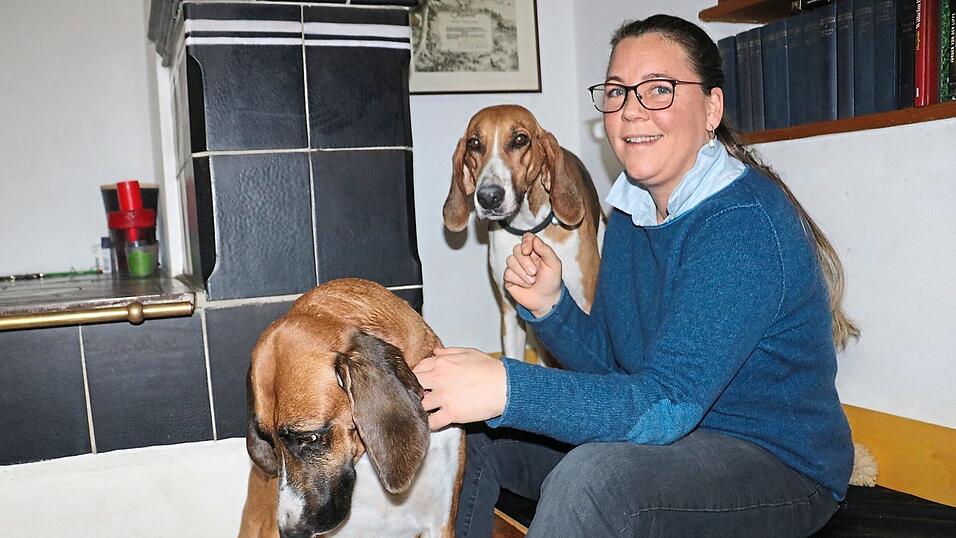 Matilde Kalis mit Fanette (Mitte) und Paluten (links). Beide Hunde sind Poitevins, französische Laufhunde, und stammen aus französischen Zuchtstationen. Über den Verein Deutsche Laufhunderettung wurden sie an Matilde Kalis vermittelt. Paluten gehört zur Familie, Fanette bleibt als Pflegehund nur vorübergehend, bis das absolut passende Zuhause für sie gefunden ist.