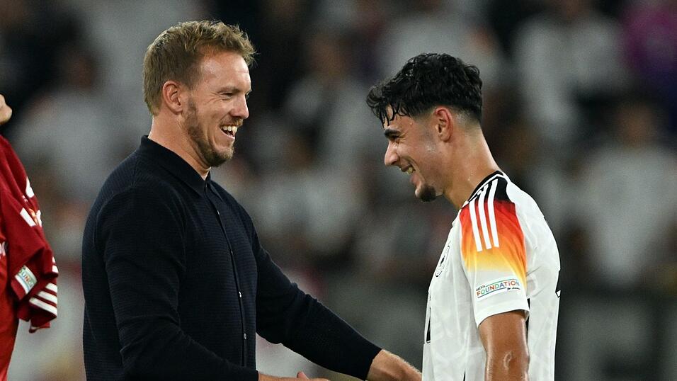 Bundestrainer Julian Nagelsmann setzt auf Aleksandar Pavlovic (r) im WM-Jahr. (Archivbild)