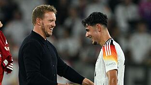 Bundestrainer Julian Nagelsmann setzt auf Aleksandar Pavlovic (r) im WM-Jahr. (Archivbild) Bundestrainer Julian Nagelsmann setzt auf Aleksandar Pavlovic (r) im WM-Jahr. (Archivbild)