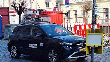 Unterschiedliche Messtechnik ist am Dach des Autos untergebracht.