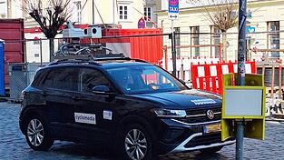 Unterschiedliche Messtechnik ist am Dach des Autos untergebracht.