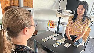 Hilfreiche Deutungen, neue Erkenntnisse oder alles nur Humbug? Peggy Ehrl erklärt das gelegte Kartendeck der Volontärin Pia Kollmer. Hilfreiche Deutungen, neue Erkenntnisse oder alles nur Humbug? Peggy Ehrl erklärt das gelegte Kartendeck der Volontärin Pia Kollmer.