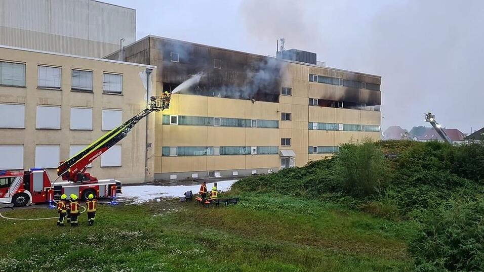 Durch ein Feuer in einer Lagerhalle der Brandt-Schokoladenfabrik in Landshut ist laut Sch&auml;tzungen der Polizei ein Millionenschaden entstanden.