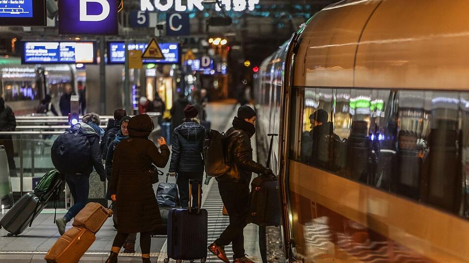 Bahnchefin Evelyn Palla will im Fernverkehr im kommenden Jahr eine Pünktlichkeit von mindestens 60 Prozent erreichen. (Archivbild)