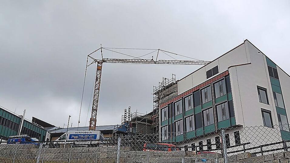 Dunkle Wolken über der Arberlandklinik Viechtach. Für das Haus selbst hat Richard Obermeier nur lobende Worte. Umso mehr kritisiert er einen möglichen Krankenhaus-Zentralbau. Dunkle Wolken über der Arberlandklinik Viechtach. Für das Haus selbst hat Richard Obermeier nur lobende Worte. Umso mehr kritisiert er einen möglichen Krankenhaus-Zentralbau.