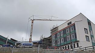 Dunkle Wolken &uuml;ber der Arberlandklinik Viechtach. F&uuml;r das Haus selbst hat Richard Obermeier nur lobende Worte. Umso mehr kritisiert er einen m&ouml;glichen Krankenhaus-Zentralbau.