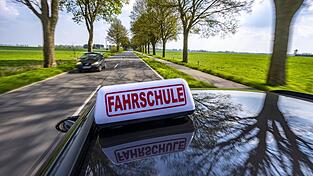Fast 90 Fahrstunden hat der 66-J&auml;hrige absolviert - doch den F&uuml;hrerschein hat er bis heute nicht.