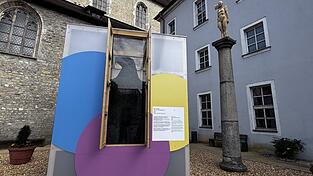 Oberhalb des Adlers auf drei Säulen sind Holzkunstwerke als Wächter positioniert. Oberhalb des Adlers auf drei Säulen sind Holzkunstwerke als Wächter positioniert.