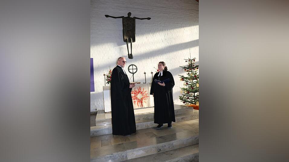 Pfarrer Johannes Waedt und Dekanin Karolin Gerleigner bei der Installation als zweiter evangelischer Pfarrer in Bogen.