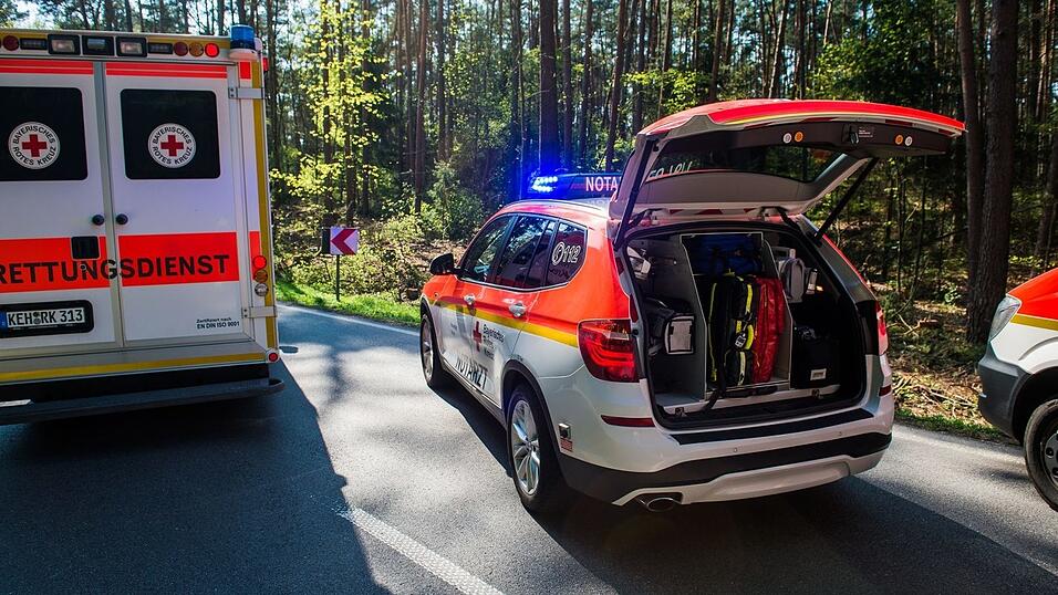 Die Fahrzeuge krachten wohl frontal ineinander.