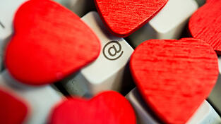 Erst gaukelte er ihr große Gefühle vor, dann erleichterte ein Unbekannter eine Frau um 47.000 Euro. (Symbolbild) Erst gaukelte er ihr große Gefühle vor, dann erleichterte ein Unbekannter eine Frau um 47.000 Euro. (Symbolbild)