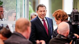 Bundesfinanzminister Lars Klingbeil (SPD) verkündete auf der Pressekonferenz zum Haushaltsentwurf, dass der Bund in erheblichem Umfang neue Schulden aufnehmen wird.