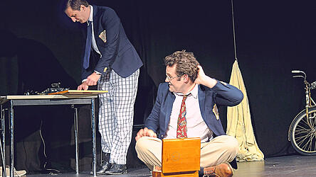 Leon Sander (Alan Turing) und Fritz Lordick (Mick Ross, Arnold Murray, Hugh Alexander) in einer Szene aus &bdquo;Die Turing-Maschine&ldquo;.