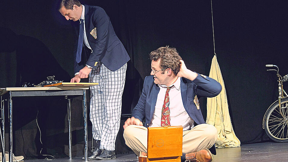 Leon Sander (Alan Turing) und Fritz Lordick (Mick Ross, Arnold Murray, Hugh Alexander) in einer Szene aus „Die Turing-Maschine“.
