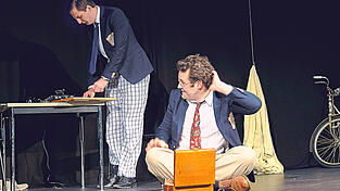 Leon Sander (Alan Turing) und Fritz Lordick (Mick Ross, Arnold Murray, Hugh Alexander) in einer Szene aus „Die Turing-Maschine“.