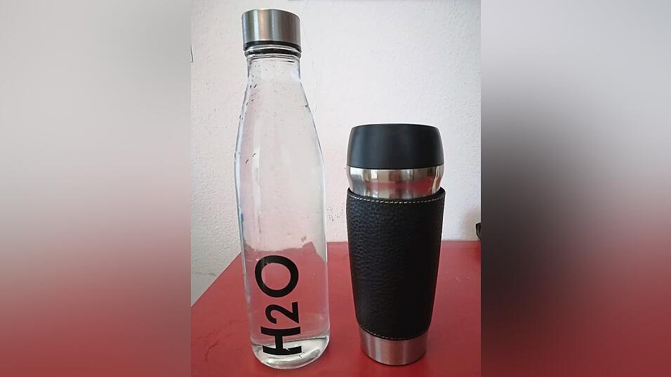 Glasflaschen und Thermobecher verwenden.