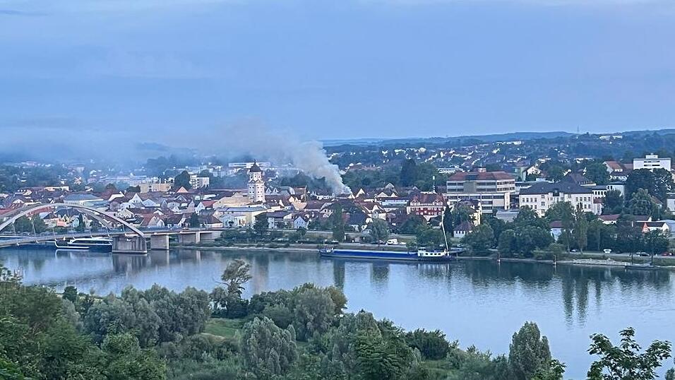 In Vilshofen ist am Montagabend ein Dachstuhl in Brand geraten. In Vilshofen ist am Montagabend ein Dachstuhl in Brand geraten.