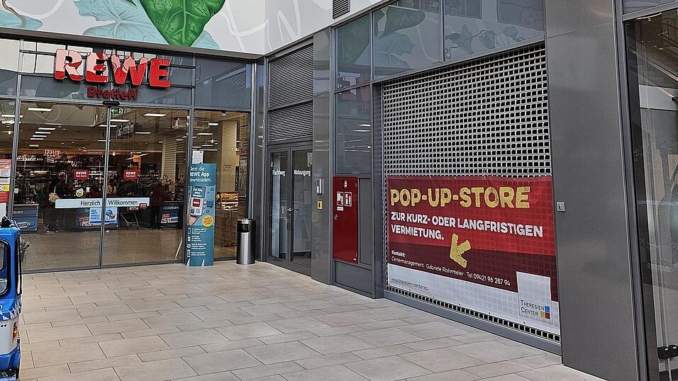 Der Pop-up-Store neben dem Lebensmittelh&auml;ndler 'Rewe' ist vermietet. Auch Rewe bleibt dem Theresien-Center noch lange erhalten.