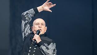Seine Bühnenshows sind Spektakel für die Sinne: Peter Gabriel bei einem Auftritt in Berlin. (Archivbild)