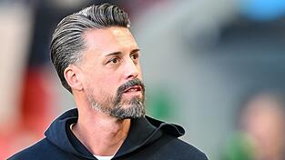 Nutzte die Länderspielpause für ein Testspiel: FCA-Coach Sandro Wagner. (Archivbild)