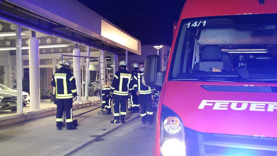 Ein Autofahrer ist in Rottenburg in den Verkaufsraum eines Autohauses gefahren.