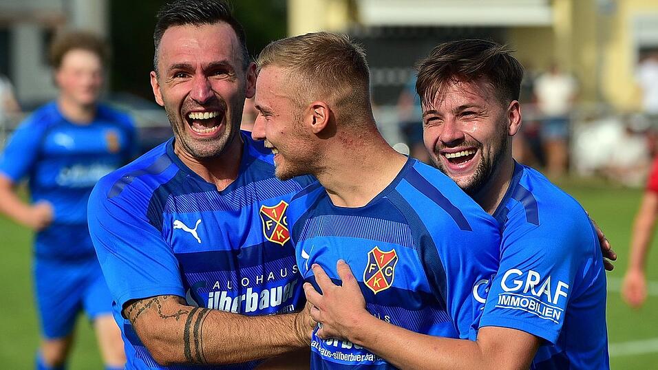Ein eher seltenes Bild in dieser Saison: Bad Kötztinger Torjubel; hier freuen sich Martin Vesenjak, Quirin Huber und Matthias Müller (von links) über einen Treffer. Ein eher seltenes Bild in dieser Saison: Bad Kötztinger Torjubel; hier freuen sich Martin Vesenjak, Quirin Huber und Matthias Müller (von links) über einen Treffer.