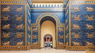 Für lange Zeit ist nun das Ischtar-Tor im Pergamonmuseum hinter dem Staub aus Denkmalschutz und Bauvorschriften verschwunden. Für lange Zeit ist nun das Ischtar-Tor im Pergamonmuseum hinter dem Staub aus Denkmalschutz und Bauvorschriften verschwunden.