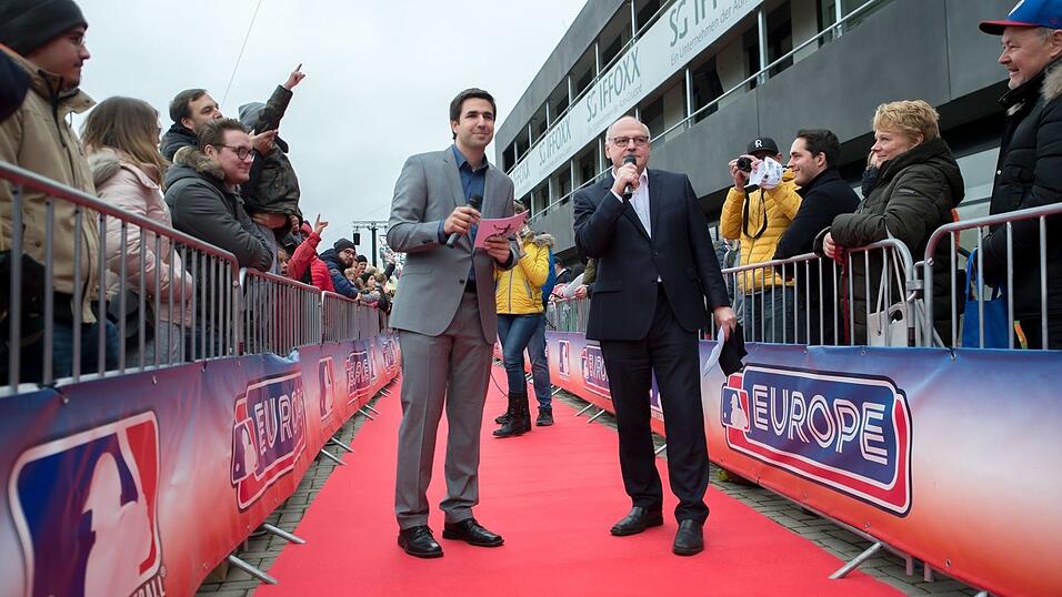 Baseball-Superstar Max Kepler war am Samstag zu Gast in Regensburg. Baseball-Superstar Max Kepler war am Samstag zu Gast in Regensburg.