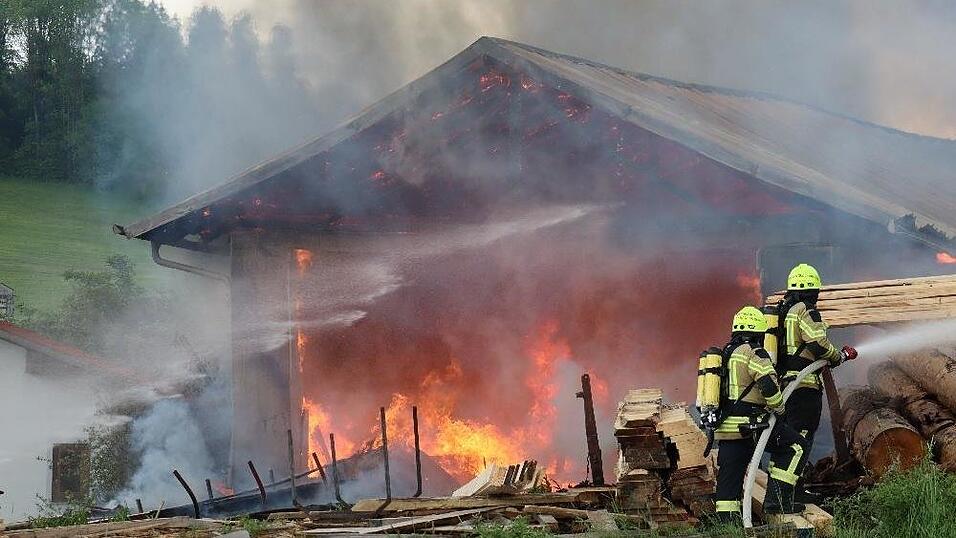 In Breitenberg ist am Dienstagabend ein Brand in einem Sägewerk ausgebrochen. In Breitenberg ist am Dienstagabend ein Brand in einem Sägewerk ausgebrochen.