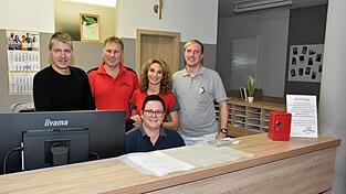 Die Schaltzentrale der Physiotherapie-Praxis Althammer mit Andreas, Wolfram und Regina Althammer sowie Oliver Klopfleisch (v.l.) und Daniela Vogl (vorne)