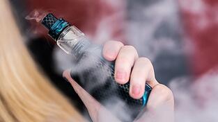 Vor allem bei jungen Menschen sind Vapes beliebt. (Symbolbild) Vor allem bei jungen Menschen sind Vapes beliebt. (Symbolbild)