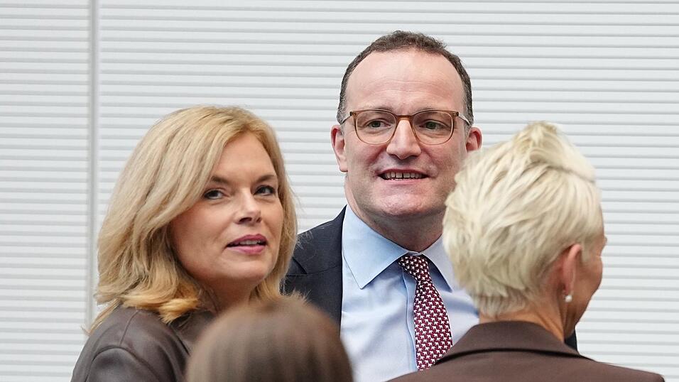 Jens Spahn war bei seiner Rückkehr in die Bundestagsfraktion ein beliebter Gesprächspartner. Jens Spahn war bei seiner Rückkehr in die Bundestagsfraktion ein beliebter Gesprächspartner.
