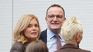 Jens Spahn war bei seiner Rückkehr in die Bundestagsfraktion ein beliebter Gesprächspartner. Jens Spahn war bei seiner Rückkehr in die Bundestagsfraktion ein beliebter Gesprächspartner.