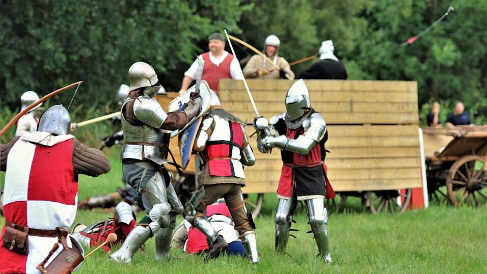 Eisenm&auml;nner und Hussiten schlagen sich bei der Feldschlacht die K&ouml;pfe ein.