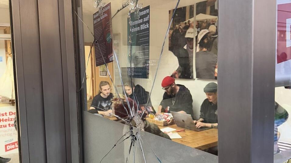 Der Riss ist noch deutlich zu sehen. Von dem Angriff beirren lässt sich die Tauschbörse jedoch nicht. Der Riss ist noch deutlich zu sehen. Von dem Angriff beirren lässt sich die Tauschbörse jedoch nicht.