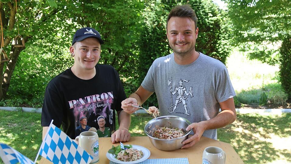 Wer kredenzt Rodings besten Wurstsalat? Christoph Laube (links) und Fabian K&ouml;nig wollen dies bei der Rodinger Wurstsalatparty am 3. August ab 11.57 Uhr am Esper herausfinden. Hobbyk&ouml;che k&ouml;nnen sich bereits anmelden, der Erl&ouml;s wird f&uuml;r einen guten Zweck gespendet.