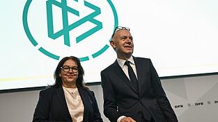 DFB-Spitzenfunktionäre Heike Ullrich und Bernd Neuendorf: großer Schritt für die Frauen-Bundesliga DFB-Spitzenfunktionäre Heike Ullrich und Bernd Neuendorf: großer Schritt für die Frauen-Bundesliga