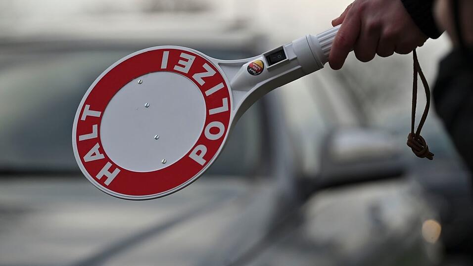 Bei einer Kontrolle auf der Autobahn 8 in Oberbayern stellte die Polizei 10 Kilo Haschisch sicher. (Symbolbild) Bei einer Kontrolle auf der Autobahn 8 in Oberbayern stellte die Polizei 10 Kilo Haschisch sicher. (Symbolbild)